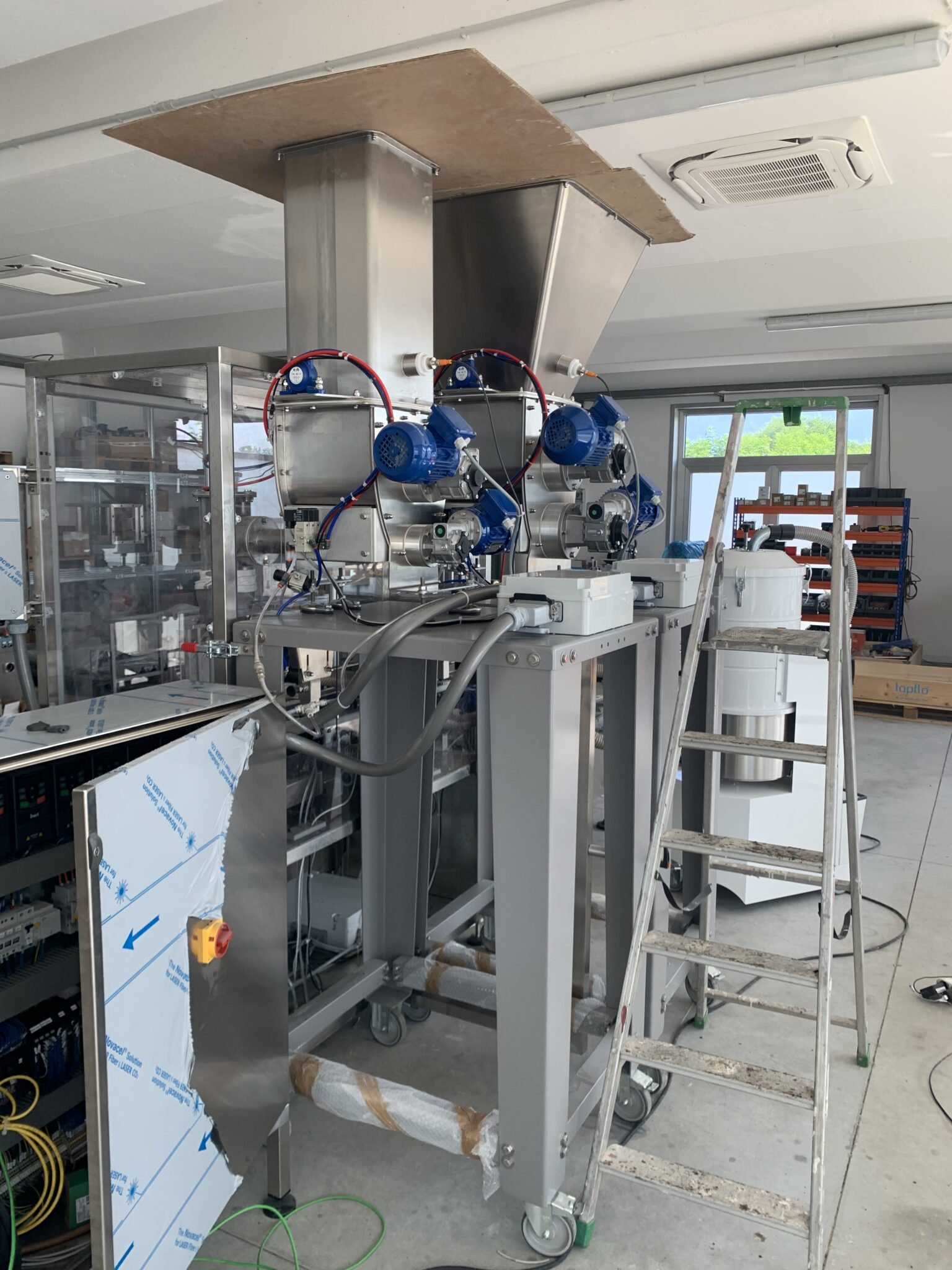 Powder Dosing Closure Automatic powder dosing line with labeller - CM3 Engineering